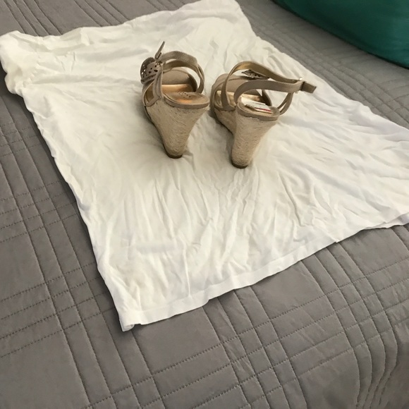 NWT wedged sandals by Guess! - Picture 4 of 4